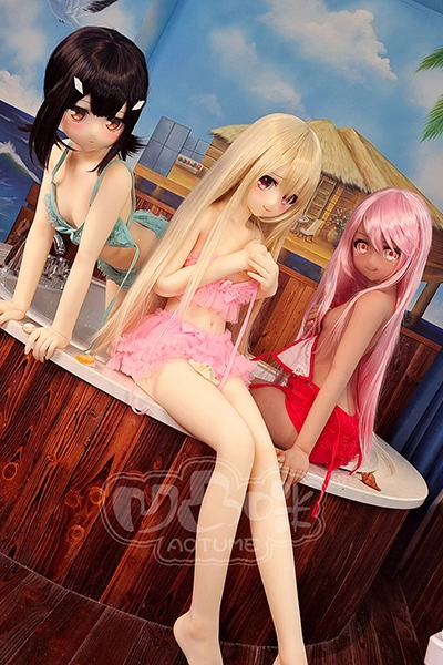 平らな胸可愛いアニメドール