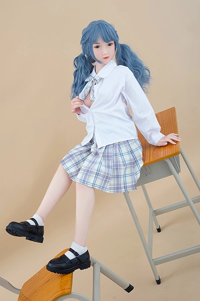  清楚な制服姿 ラブドール