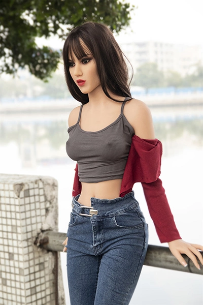  魅惑的な熟女ダッチワイフ